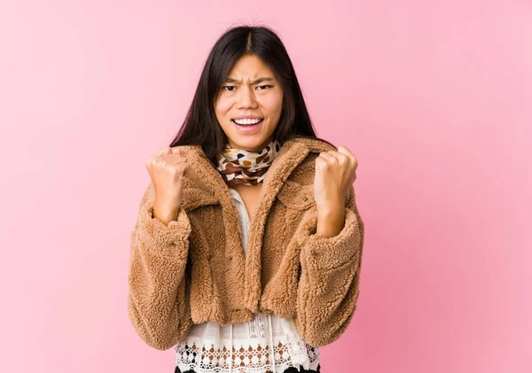 Joven Mujer Asiática Animando Despreocupado Emocionado Concepto Victoria —  Fotos de Stock