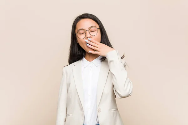 Νεαρή Κινέζα Επιχειρηματίας Χασμουρείται Δείχνοντας Μια Κουρασμένη Χειρονομία Που Καλύπτει — Φωτογραφία Αρχείου