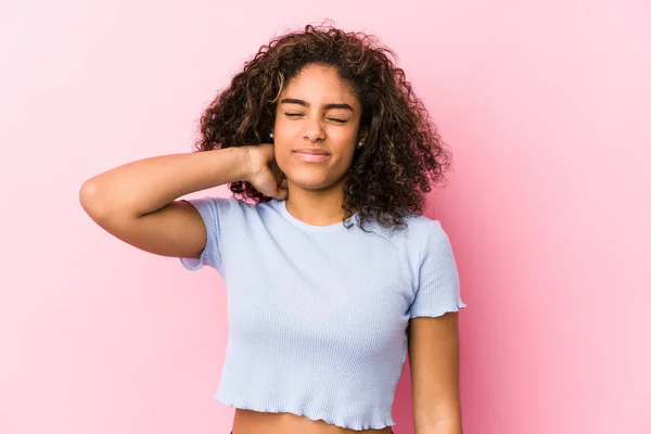 Jovem Afro Americana Contra Fundo Rosa Sofrendo Dor Pescoço Devido — Fotografia de Stock