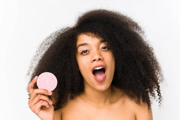 Joven Mujer Afro Sosteniendo Disco Facial Aislado Impresionado Sosteniendo Espacio — Foto de Stock