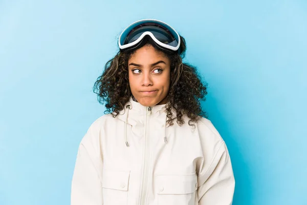 Jovem Esquiador Afro Americano Isolado Mulher Confuso Sente Duvidoso Inseguro — Fotografia de Stock