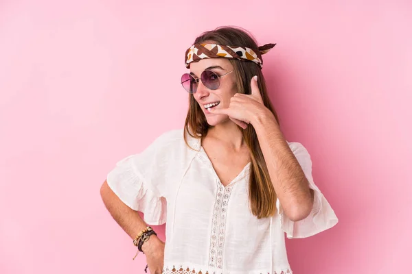 Jonge Hipster Blanke Vrouw Geïsoleerd Tonen Een Mobiele Telefoon Gebaar — Stockfoto