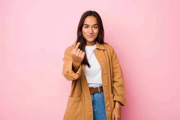 Joven Mujer India Mestiza Aislada Señalándote Con Dedo Como Invitaras — Foto de Stock