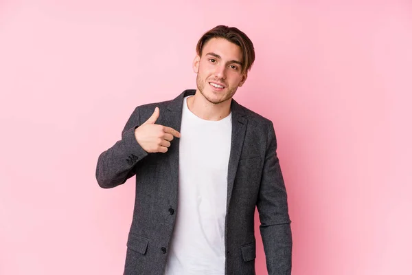 Junger Kaukasischer Geschäftsmann Posiert Isoliert Und Zeigt Mit Der Hand — Stockfoto