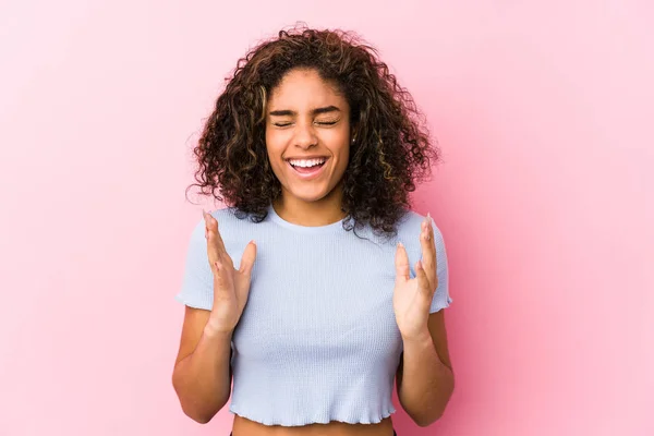 Jonge Afro Amerikaanse Vrouw Tegen Een Roze Achtergrond Vrolijk Lachen — Stockfoto