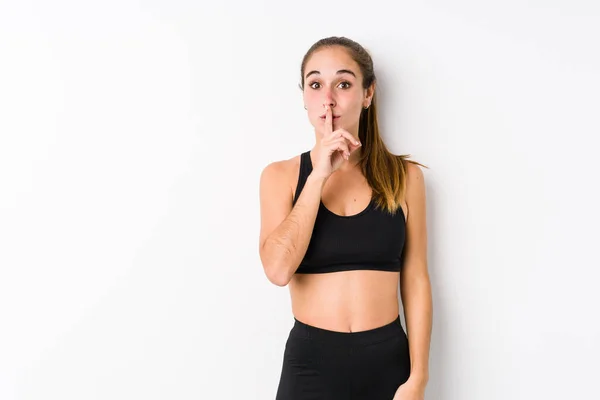 Junge Kaukasische Fitness Frau Posiert Vor Weißem Hintergrund Und Hält — Stockfoto
