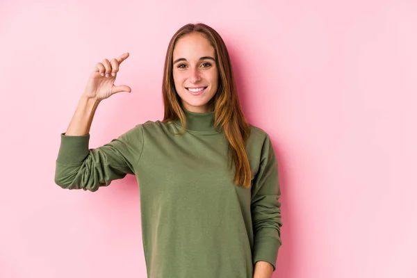 Joven Mujer Caucásica Posando Aislada Sosteniendo Algo Poco Con Los — Foto de Stock