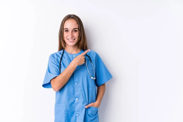 Young Nurse Woman Isolated Smiling Pointing Aside Showing Something Blank — Stok fotoğraf