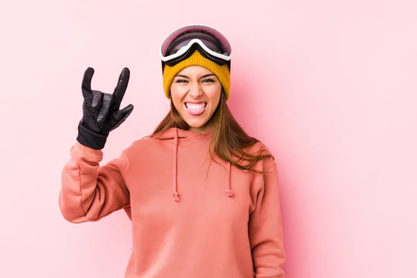 Mulher Branca Jovem Vestindo Uma Roupa Esqui Isolado Mostrando Gesto — Fotografia de Stock