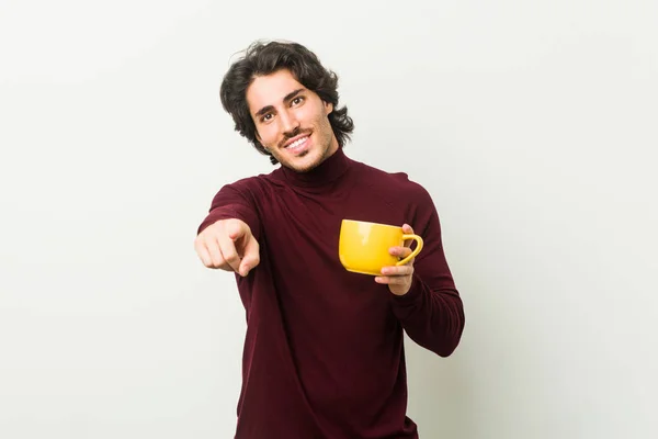 Jovem Caucasiano Segurando Uma Xícara Café Sorrisos Alegres Apontando Para — Fotografia de Stock