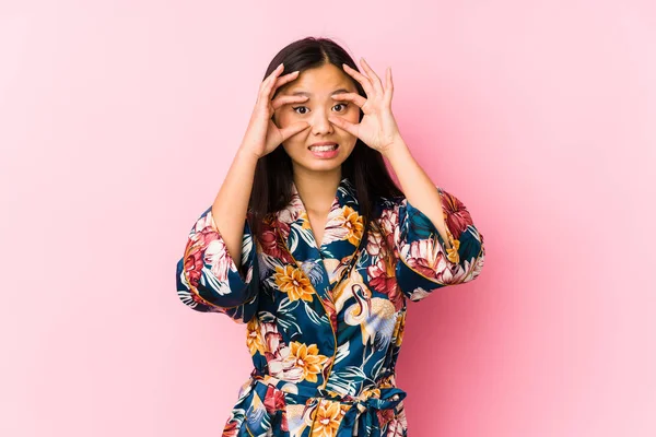 Junge Chinesin Kimono Pyjama Isoliert Die Augen Offen Halten Eine — Stockfoto