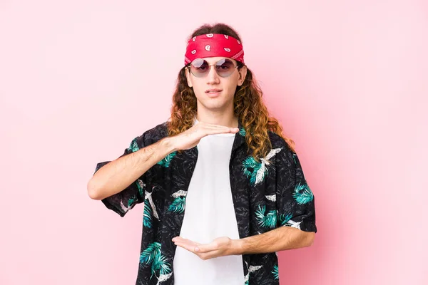 Young Hippie Caucasian Man Isolated Holding Something Both Hands Product — Stock Photo, Image