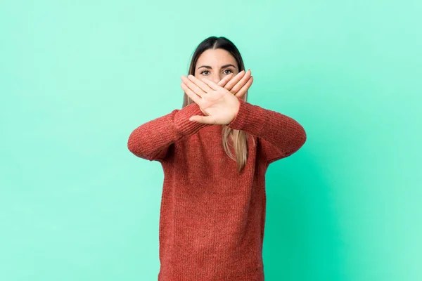 Joven Mujer Caucásica Aislada Haciendo Gesto Negación —  Fotos de Stock