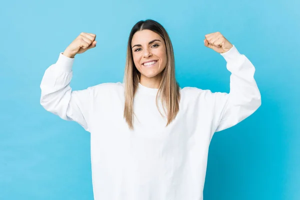 Young Caucasian Woman Isolated Showing Strength Gesture Arms Symbol Feminine — 스톡 사진