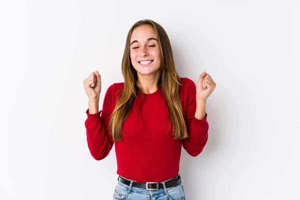 Giovane Donna Caucasica Posa Isolato Alzando Pugno Sentirsi Felice Successo — Foto Stock