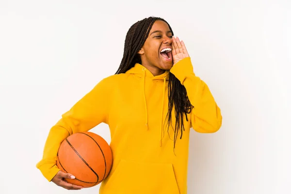 Jovencita Africaica Americana Jugando Baloncesto Gritando Sosteniendo Palma Cerca Boca — Foto de Stock