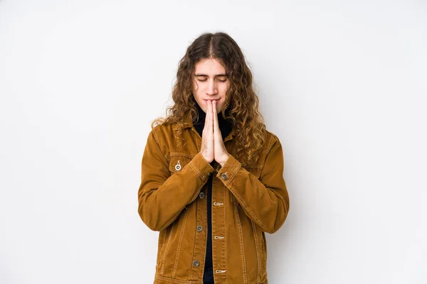 Mann Mit Langen Haaren Posiert Isoliert Händchen Haltend Mundnähe Fühlt — Stockfoto