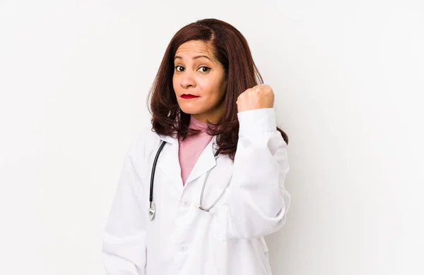 Mulher Médica Latina Meia Idade Isolada Mostrando Punho Câmera Expressão — Fotografia de Stock