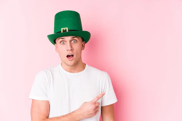 Young Caucasian Man Celebrating Saint Patricks Day Pointing Side — ストック写真