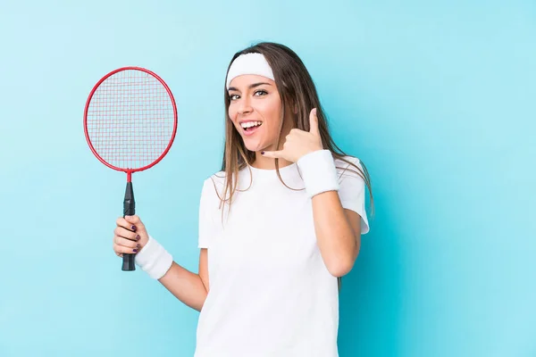 Ung Kaukasisk Kvinna Spelar Badminton Isolerad Visar Mobiltelefon Gest Med — Stockfoto