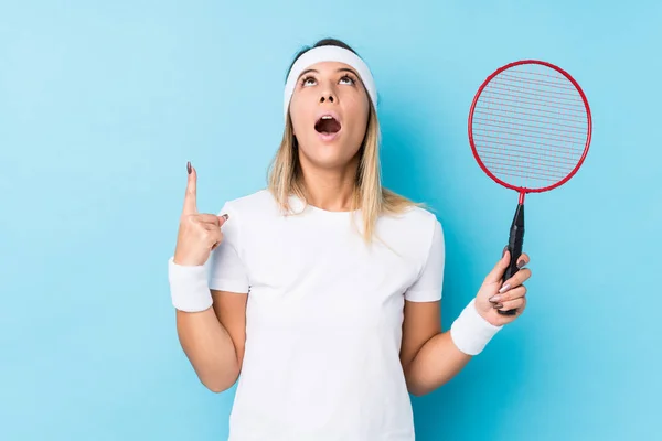 Joven Mujer Caucásica Jugando Bádminton Aislado Apuntando Revés Con Boca — Foto de Stock