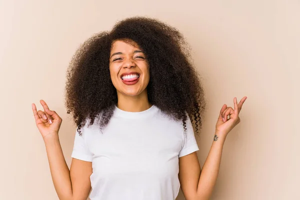 Jeune Femme Afro Américaine Montrant Geste Rock Avec Les Doigts — Photo