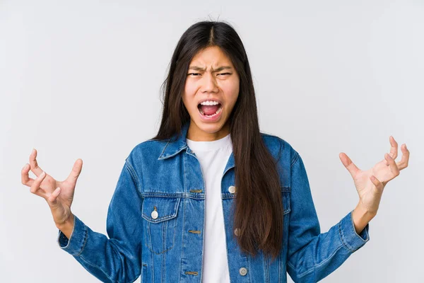 Młoda Azjatycka Kobieta Krzyczy Wściekłości — Zdjęcie stockowe
