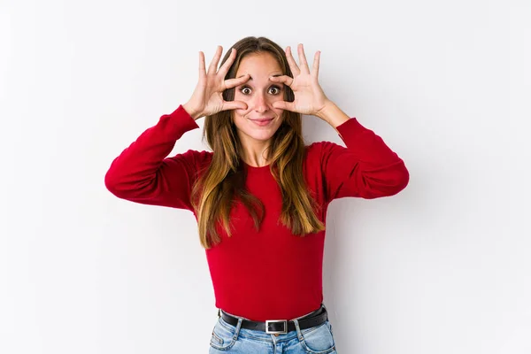 Young Caucasian Woman Posing Isolated Keeping Eyes Opened Find Success — Stock Photo, Image