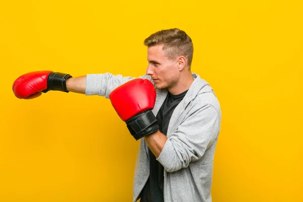 Junger Kaukasischer Mann Trägt Boxhandschuhe — Stockfoto