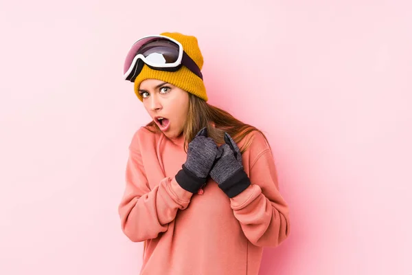 Jonge Kaukasische Vrouw Draagt Een Ski Kleding Geïsoleerd Bang Bang — Stockfoto