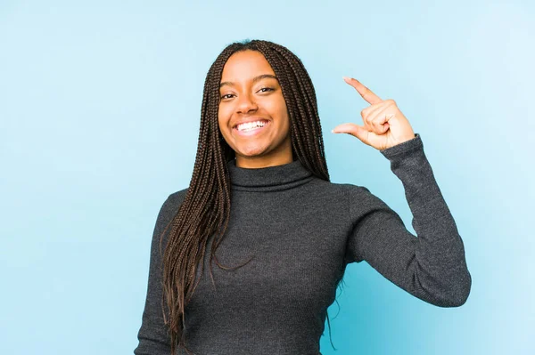 年轻的非洲裔美国女人 背景蓝色 手握食指 面带微笑 自信满满 — 图库照片