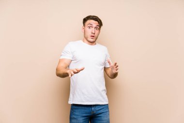 Kafkasyalı genç bir adam yaklaşan bir tehlike nedeniyle şoka girmiş gibi görünüyor.