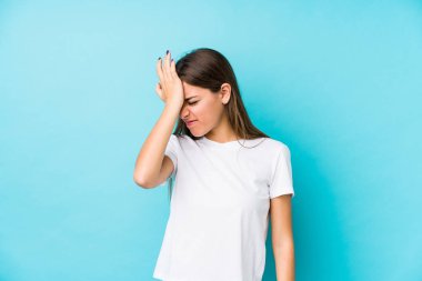 Kafkasyalı genç bir kadın bir şey unutmuş. Alnına avuç içiyle vurup gözlerini kapatmış..