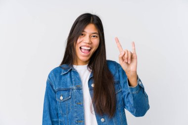 Genç Asyalı kadın boynuzlarını bir devrim konsepti olarak gösteriyor..