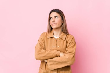 Kafkasyalı genç bir kadın sürekli tekrarlanan bir görevden yoruldu..