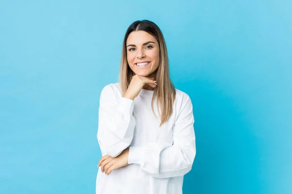 Joven Mujer Caucásica Aislada Sonriendo Feliz Confiada Tocando Barbilla Con —  Fotos de Stock