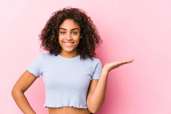 Young African American Woman Pink Background Showing Copy Space Palm — Stock Photo, Image