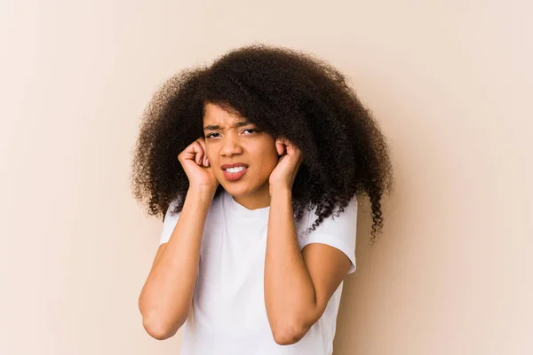 Jeune Femme Afro Américaine Couvrant Les Oreilles Avec Les Mains — Photo