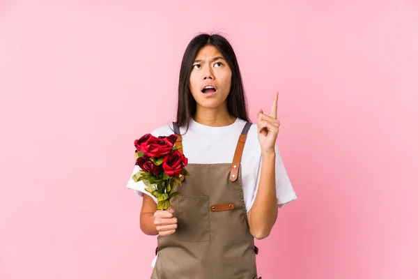 Jeune Jardinière Chinoise Tenant Une Rose Isolée Pointant Envers Avec — Photo