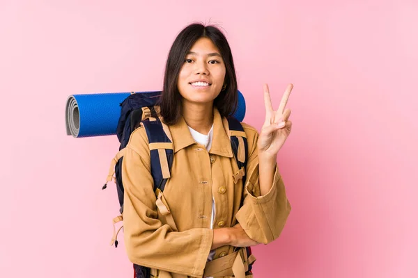 Jovem Chinesa Viajante Mulher Isolada Mostrando Número Dois Com Dedos — Fotografia de Stock