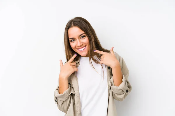 Junge Kaukasierin Lächelt Vereinzelt Und Zeigt Mit Dem Finger Auf — Stockfoto