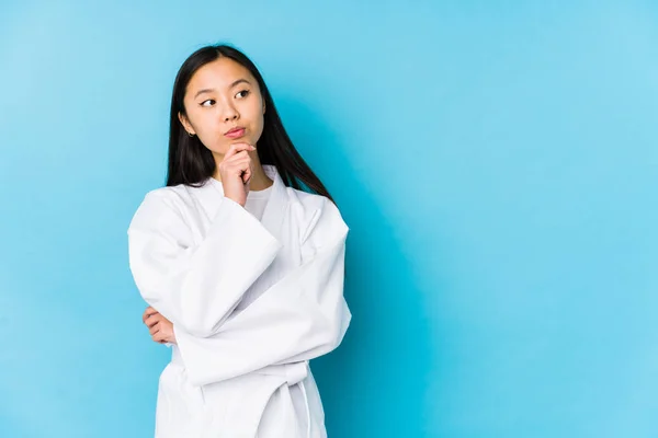 Mujer Joven China Practicando Karate Aislado Mirando Hacia Los Lados —  Fotos de Stock
