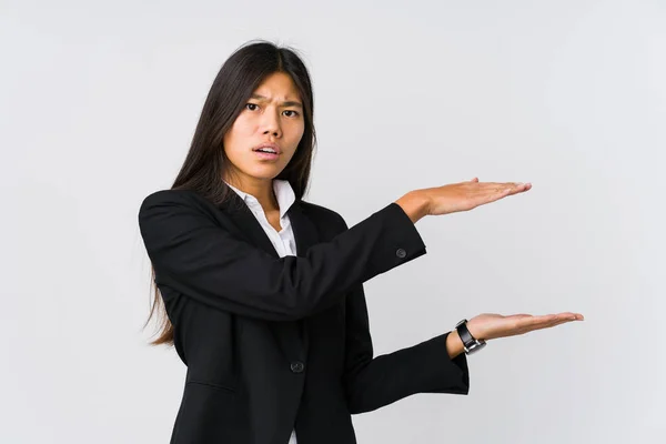 Junge Asiatische Geschäftsfrau Schockiert Und Erstaunt Mit Einem Kopierraum Zwischen — Stockfoto