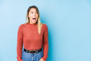 Kafkasyalı genç bir kadın gördüğü bir şey yüzünden şoka girmiş gibi davranıyor..