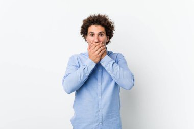 Zarif bir gömlek giyen genç, kıvırcık, olgun bir adam elleriyle ağzını kapatırken şok oldu..