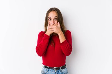 Kafkasyalı bir kadın yalnız poz veriyor. Elleriyle ağzını kapatıyor..