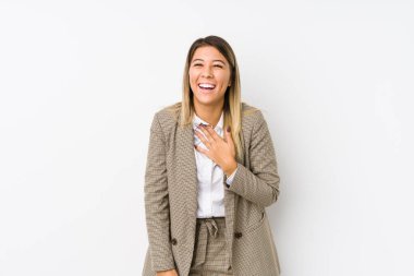 Kafkasyalı genç iş kadını yalnız başına kahkahalar atıyor ve elini göğsüne koyuyor..