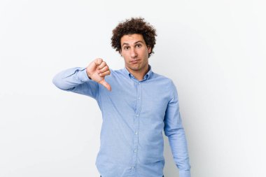 Zarif bir gömlek giyen genç, kıvırcık, olgun bir adam hoş olmayan bir jest yapıyor. Anlaşmazlık konsepti.