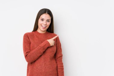 Yalnız poz veren beyaz bir kadın.