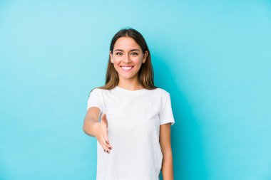 Beyaz bir kadın kameraya el uzatarak selam veriyor..